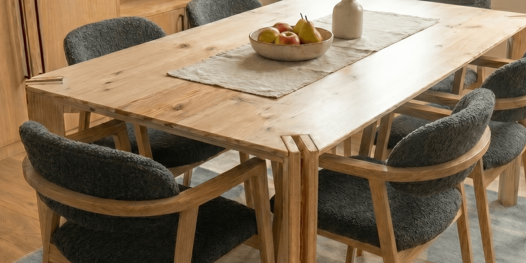 Il nuovo tavolo FamilyMade: Quando il legno incontra il design geometrico