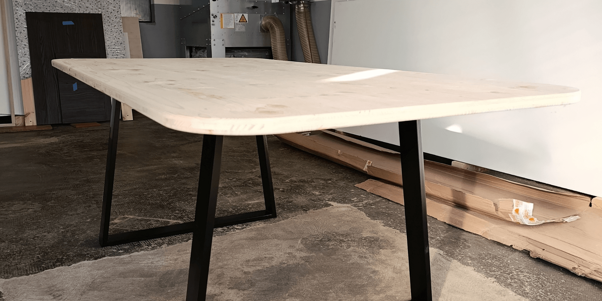 Dietro le Quinte: il Fascino Senza Tempo di un Tavolo Artigianale