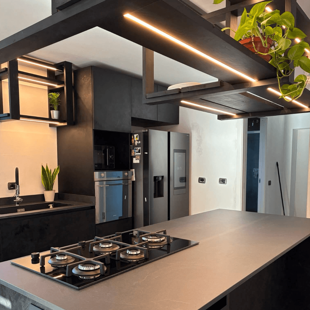 Cucina Moderna con Struttura in Legno Massello e Led Integrati